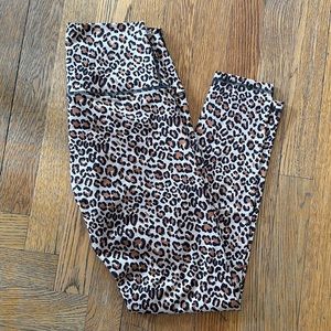 Fleo leopard M EUC bounce fabric 25 inseam